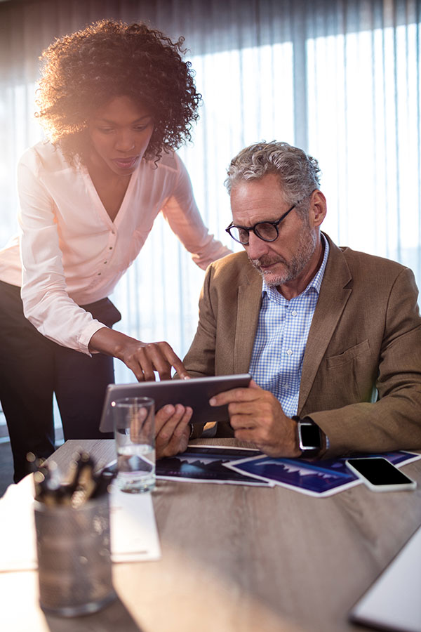 Consultant CRM échangeant avec un client